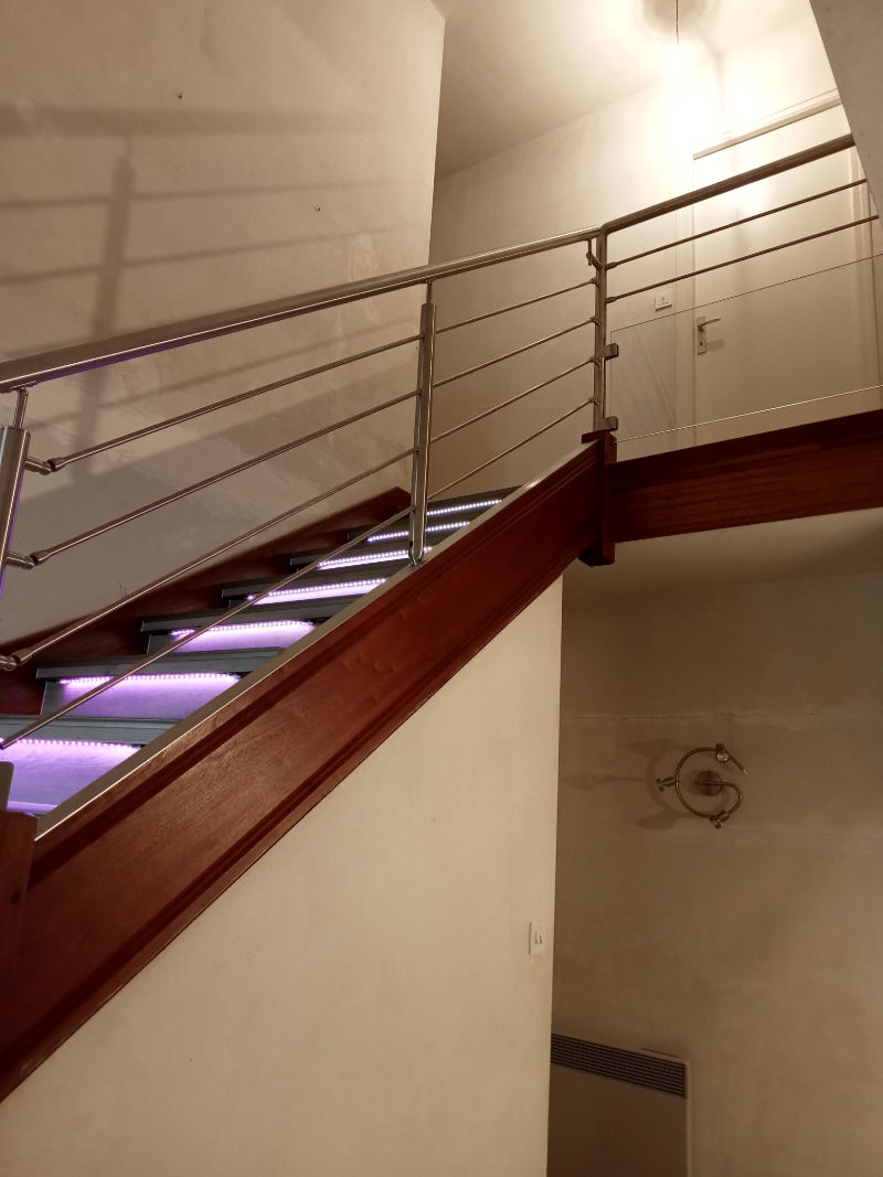 Résultat du savoir-faire MAYTOP ISO56, un escalier moderne, rénové et lumineux !