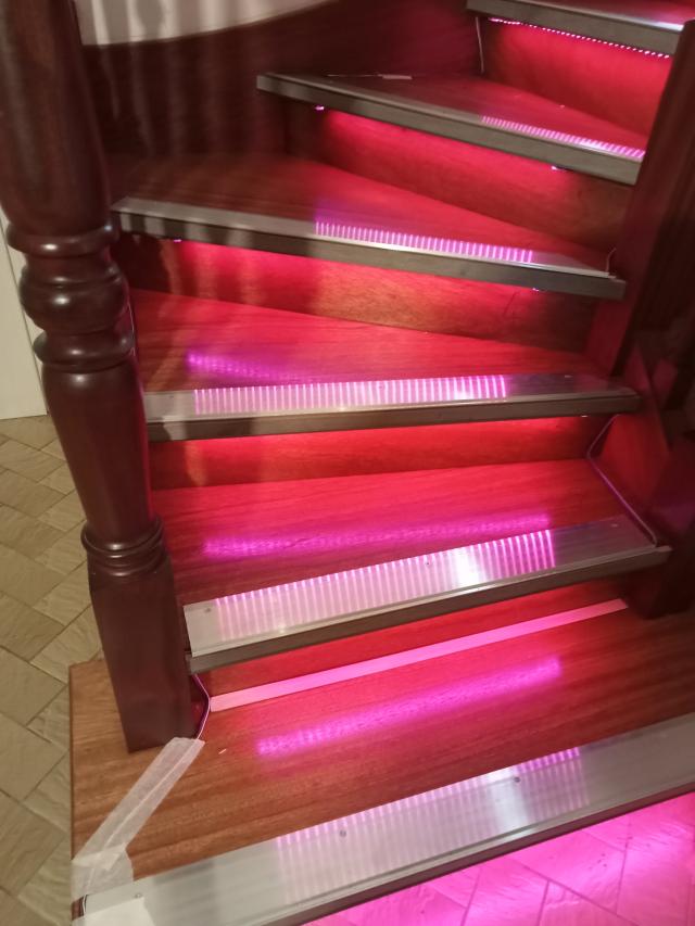 Rénovation d'escalier et rampe avec l'ajout de lumière led